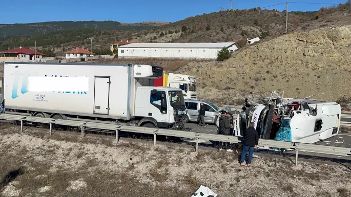 ÇERKEŞ OTOBÜSÜ KURTÇİMENİNDE KAZA YAPTI .14 YARAİI BİRİ AĞIR. YARALI